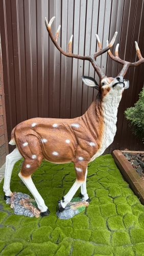 П-048 ( Олень с большими рогами фигура из полистоуна H-см  L- см )